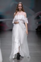 Rīgas modes nedēļa «Riga Fashion Week» piedāvā balto kleitu kolekciju KATYA KATYA LONDON 27
