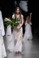 Rīgas modes nedēļa «Riga Fashion Week» piedāvā balto kleitu kolekciju KATYA KATYA LONDON 29