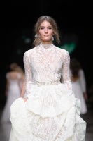 Rīgas modes nedēļa «Riga Fashion Week» piedāvā balto kleitu kolekciju KATYA KATYA LONDON 33