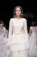 Rīgas modes nedēļa «Riga Fashion Week» piedāvā balto kleitu kolekciju KATYA KATYA LONDON 34