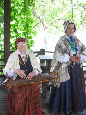 Interesantu skanējumu dziesmām piedod skanīgās Kurzemes novada folkloras dziedātājas 15729