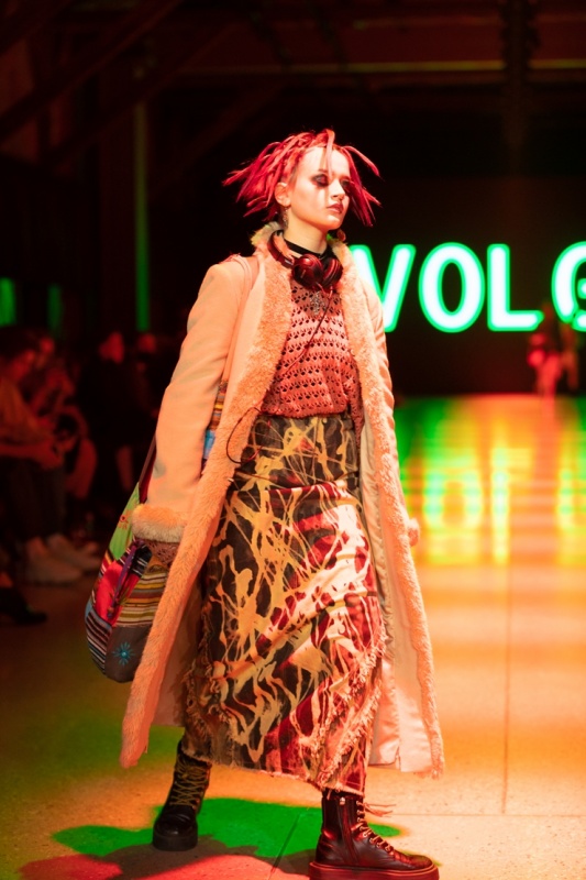Rīgas modes nedēļa «Riga Fashion Week» piedāvā apģērbu kolekciju VOLGA VINTAGE 293784