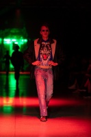 Rīgas modes nedēļa «Riga Fashion Week» piedāvā apģērbu kolekciju VOLGA VINTAGE 25