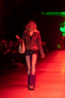 Rīgas modes nedēļa «Riga Fashion Week» piedāvā apģērbu kolekciju VOLGA VINTAGE 26