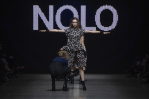 Rīgas modes nedēļa «Riga Fashion Week» piedāvā apģērbu kolekciju NOLO 1