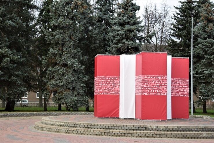 Skaistā Daugavpils ietērpjas valsts svētku krāsās 294215