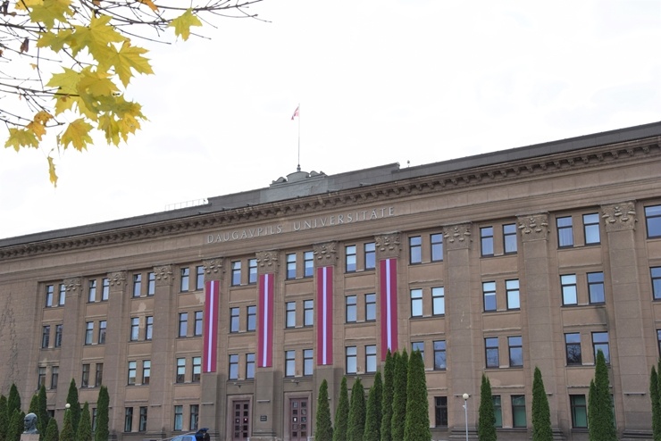 Skaistā Daugavpils ietērpjas valsts svētku krāsās 294218
