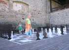 Aktīvs atpūtas mirklis ne tikai pieaugušajiem, bet arī bērni ir priecīgi pārvietot šaha figūras 8