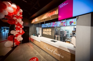 Rīgā durvis ver jauns KFC restorāns. Foto: Otto Strazds 9