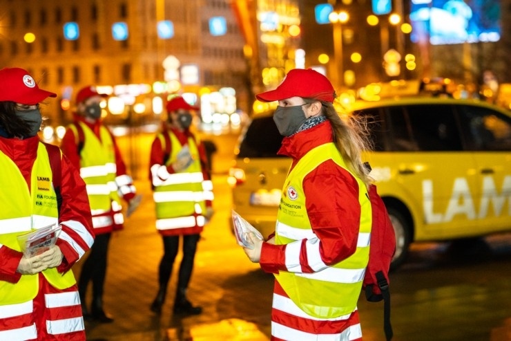 Latvijas Sarkanā krusta brīvprātīgie Rīgā dala bezmaksas sejas maskas. Foto Kaspars Dobrovoļskis 294639