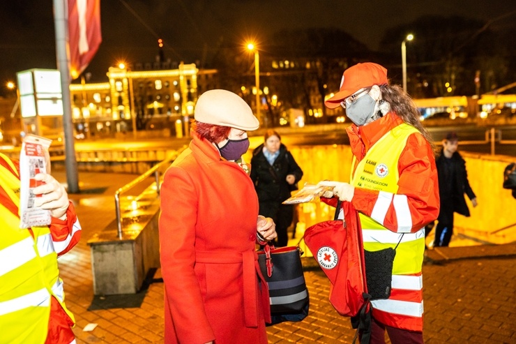 Latvijas Sarkanā krusta brīvprātīgie Rīgā dala bezmaksas sejas maskas. Foto Kaspars Dobrovoļskis 294641
