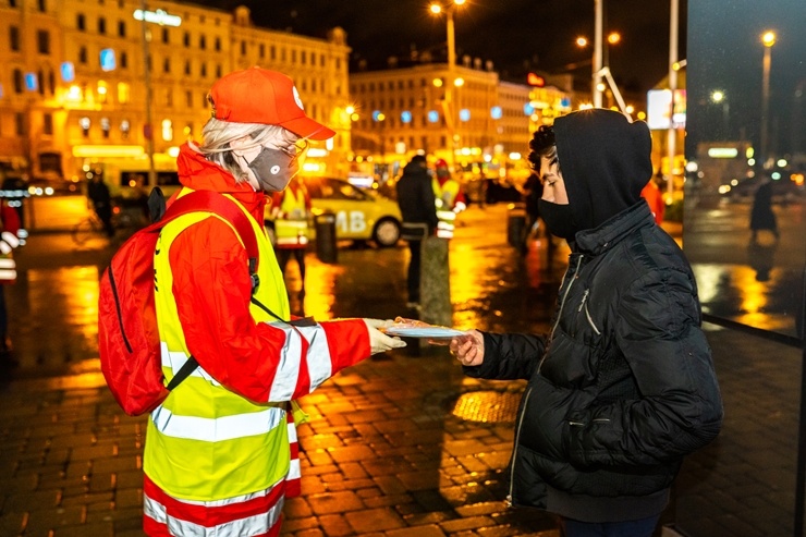 Latvijas Sarkanā krusta brīvprātīgie Rīgā dala bezmaksas sejas maskas. Foto Kaspars Dobrovoļskis 294642