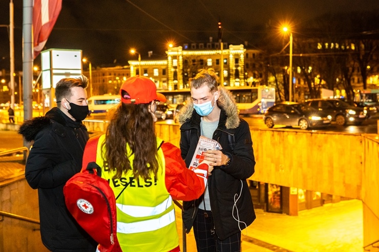Latvijas Sarkanā krusta brīvprātīgie Rīgā dala bezmaksas sejas maskas. Foto Kaspars Dobrovoļskis 294644