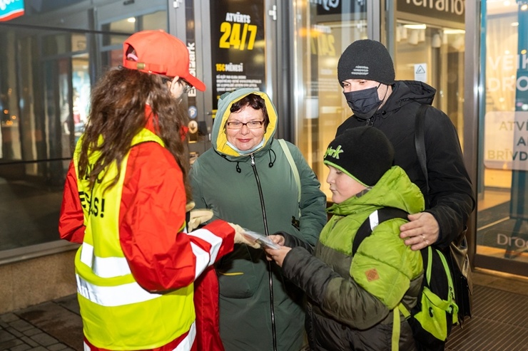 Latvijas Sarkanā krusta brīvprātīgie Rīgā dala bezmaksas sejas maskas. Foto Kaspars Dobrovoļskis 294645