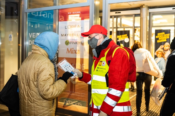Latvijas Sarkanā krusta brīvprātīgie Rīgā dala bezmaksas sejas maskas. Foto Kaspars Dobrovoļskis 294646