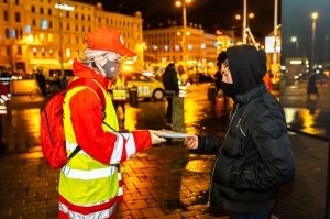 Latvijas Sarkanā krusta brīvprātīgie Rīgā dala bezmaksas sejas maskas. Foto Kaspars Dobrovoļskis 4