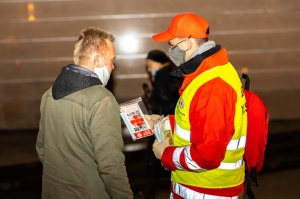 Latvijas Sarkanā krusta brīvprātīgie Rīgā dala bezmaksas sejas maskas. Foto Kaspars Dobrovoļskis 5