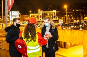 Latvijas Sarkanā krusta brīvprātīgie Rīgā dala bezmaksas sejas maskas. Foto Kaspars Dobrovoļskis 6