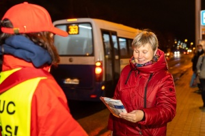Latvijas Sarkanā krusta brīvprātīgie Rīgā dala bezmaksas sejas maskas. Foto Kaspars Dobrovoļskis 9