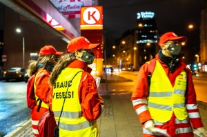 Latvijas Sarkanā krusta brīvprātīgie Rīgā dala bezmaksas sejas maskas. Foto Kaspars Dobrovoļskis 15