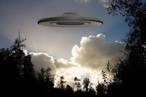 24. jūnijs vēsturē: Pirmo reizi debesīs tiek piefiksēts neidentificēts lidojošs objekts