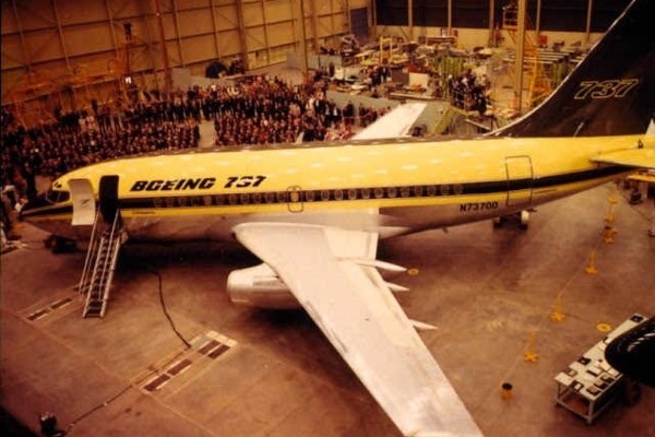 9. aprīlis vēsturē: «Boeing 737» veic pirmo lidoju