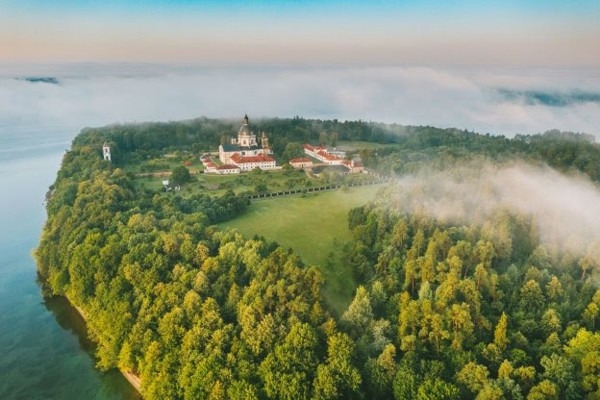 5 unikālas attālinātā darba un brīvdienu vietas Lietuvā: no veciem klosteriem līdz koku mājām