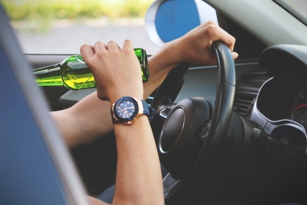 Aptuveni trešdaļa autovadītāju mēdz sēsties pie stūres pēc alkohola lietošanas