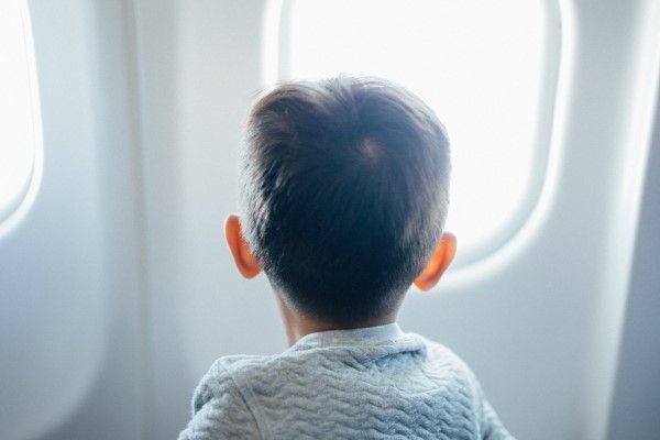 Pieci noderīgi padomi vecākiem, gatavojoties lidojumam ar bērniem 