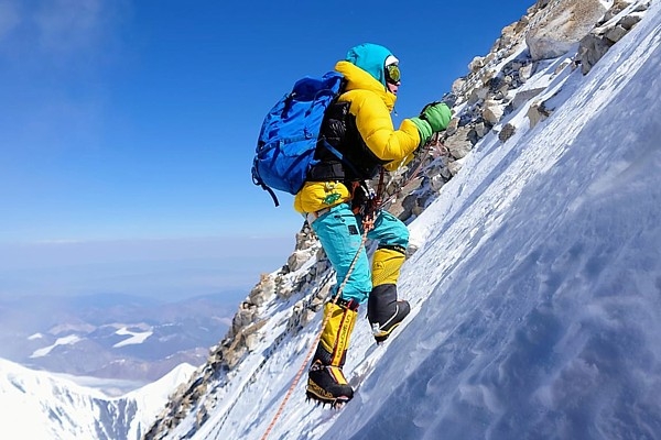 Latvijā zināmais alpīnistu pāris sasniedz 7010 m augsto Hantengri smaili
