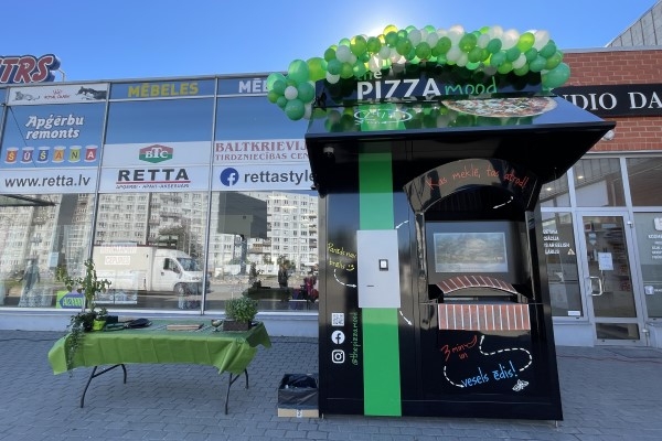 Rīgā atvērta pirmā automatizētā picērijā «The Pizza Mood»