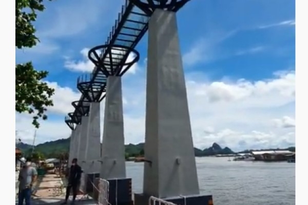 VIDEO: Taizemē atklāts unikāls 12 metru augsts panorāmas tilts no stikla 