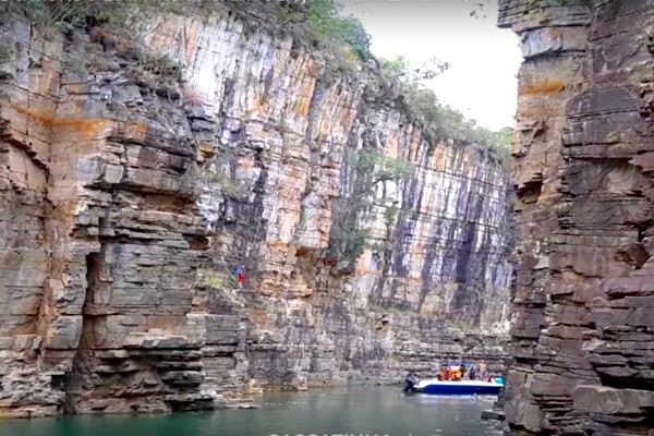 Brazīlijā nogāžas klints un aprok tūristus laivās (video)