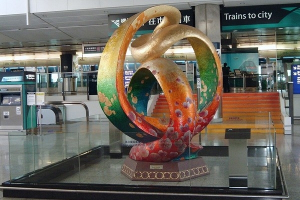 Honkongas lidosta aizliedz tra