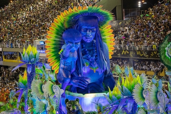 Brazīlija spiesta pārcelt krāšņos karnevālus
