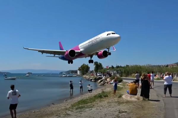 VIDEO: Teju virs cilvēku galvām nolaižas «Wizz Air