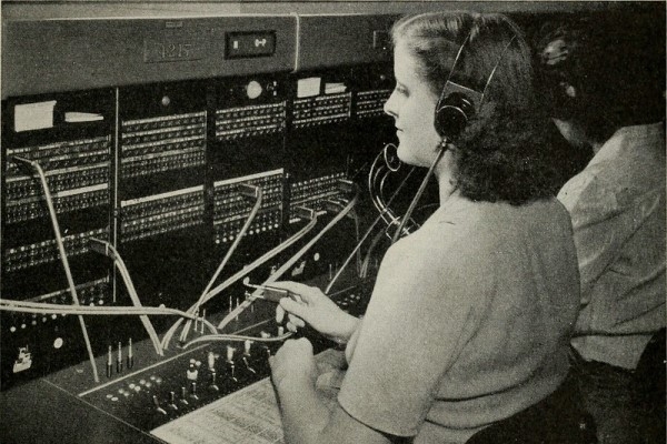1. septembris vēsturē: Darbu sāk pasaulē pirmā telefonu operatore-sieviete
