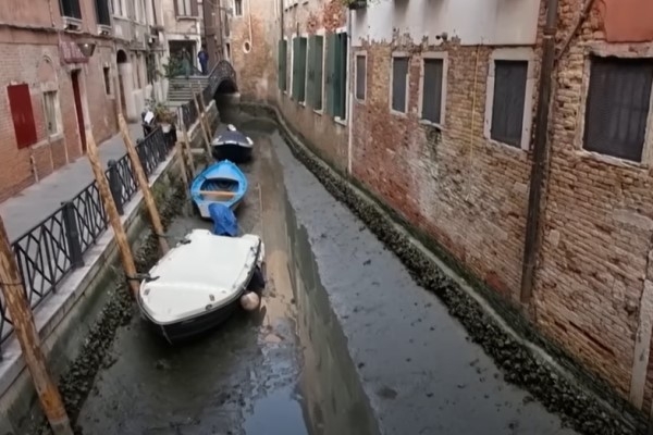 VIDEO: Venēcija sausuma varā – gondolas nevar pārvietoties pa izžuvušajiem kanāliem
