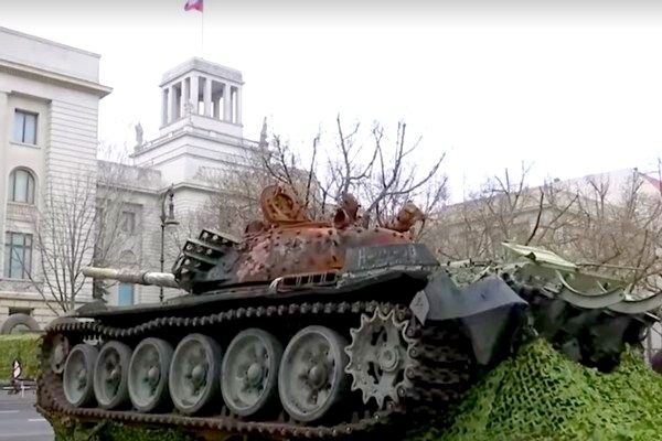 Protesta tanks Berlīnē kļūst par putleristu pielūgsmes objektu (video)