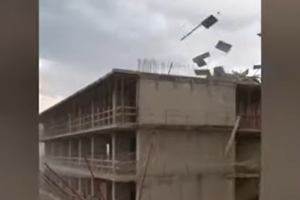 VIDEO: Gruzijas pilsētu Batumi pārsteidz negaidīti stipra vētra
