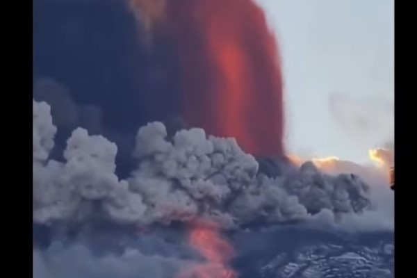 VIDEO: Vulkāna izvirdums paralizē Katānijas lidostas darbu (papildināts)