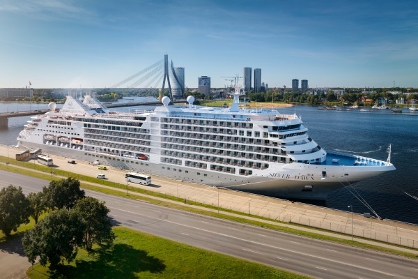 Rīgas ostā viesojas ultra luksusa klases kruīza kuģis «Silver Dawn»