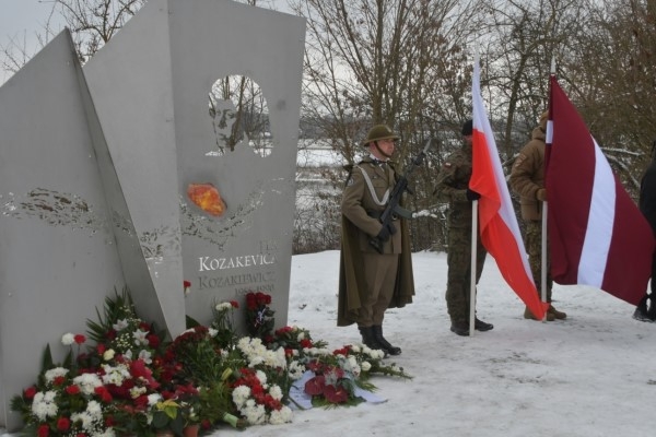 5. decembris vēsturē: Jēkabpilī atklāj pieminekli Itai Kozakevičai