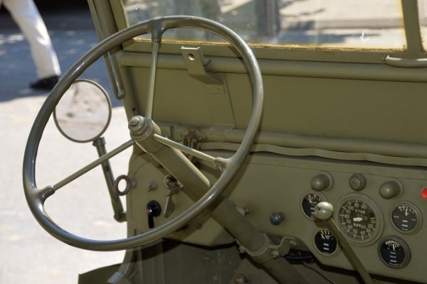 25. oktobris vēsturē: Dzimis pirmo apvidus auto tē