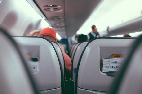 Ko dara salona apkalpe, kamēr lidmašīnas pasažieri guļ?