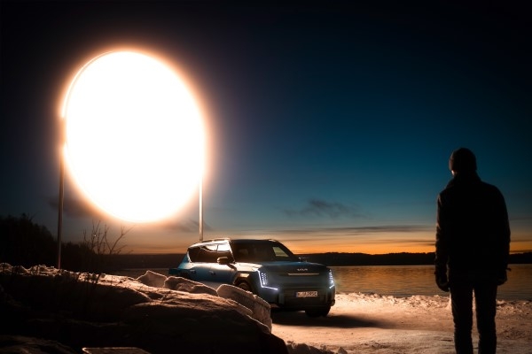 «Kia EV9» darbina gaismas instalāciju, kas Norvēģijā imitē sauli 