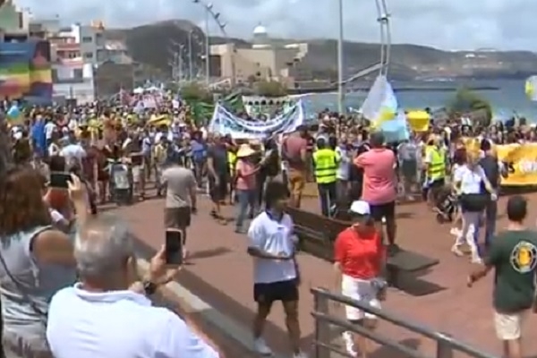 VIDEO: Desmitiem tūkstošu Kanāriju salu iedzīvotāj