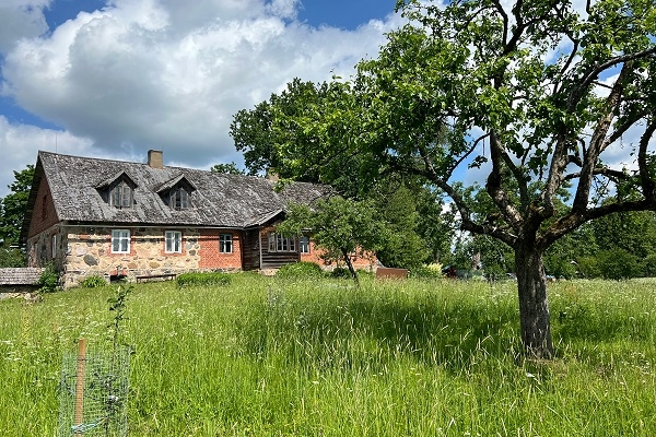 Viesus aicina atjaunotais latviešu ainavu lielmeistara Vilhelma Purvīša dzimto māju ābeļdārzs