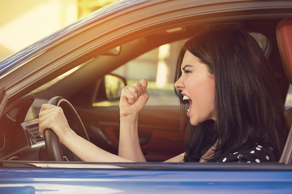 Pētījums: Teju piektdaļa autovadītāju uzskata, ka bieža joslu maiņa ir agresīva braukšana