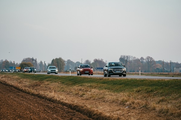 Elektroauto orientēšanās pasākuma dalībnieki dosie